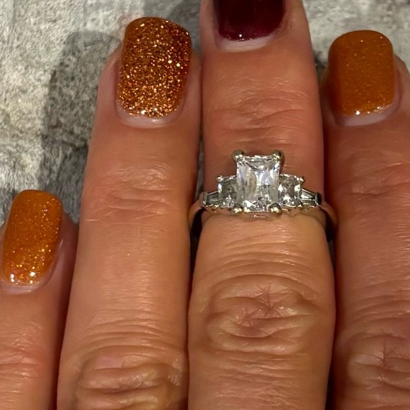 14k White Gold Ring with Emerald cut Diamonds - Picture 5 of 9